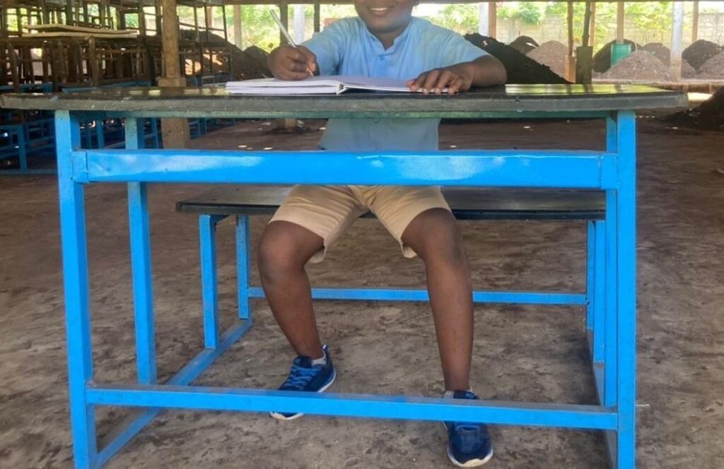 Une Initiative Inspirante : Transformer la Pollution Plastique en Outils Éducatifs à Lomé whatsapp image 2025 12 22 at 09.27.17